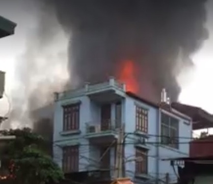 Hà Nội: 'Bà hỏa' ghé thăm, xưởng sản xuất nội thất bị lửa thiêu rụi